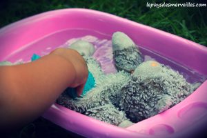 Donner le bain aux poupées (4)