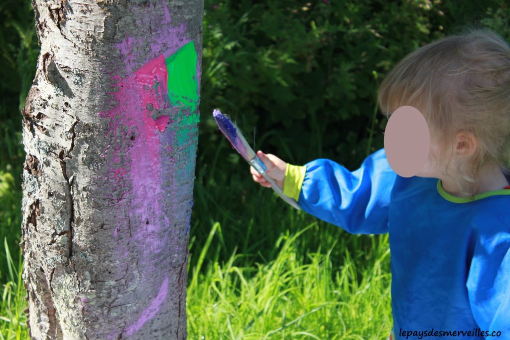 peindre sur un arbre - activité manuelle enfant