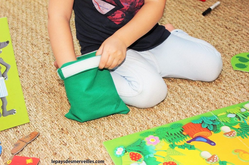 ... les Ã©lÃ©ments de la cueillette et un sac en tissu pour la pioche