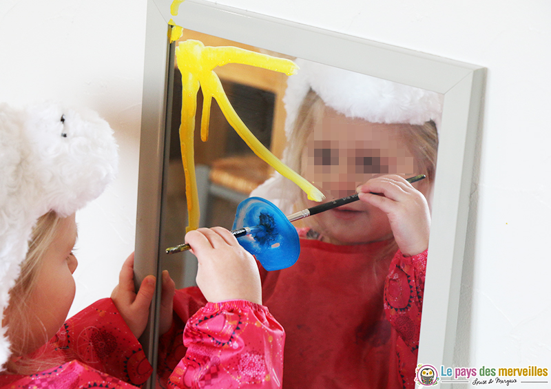 Peindre sur un miroir avec de la gouache mélangée à du produit vaisselle