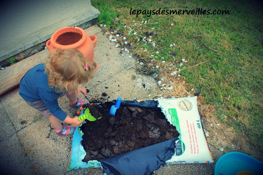 Activité jardinage avec enfant de 2 ans