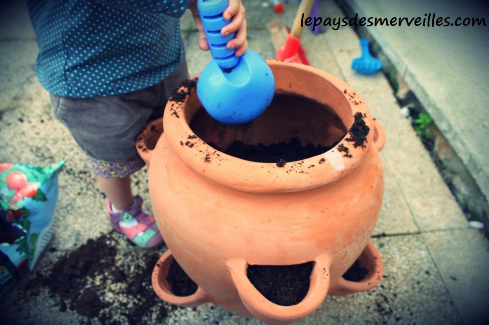 jardinage en pot avec enfant