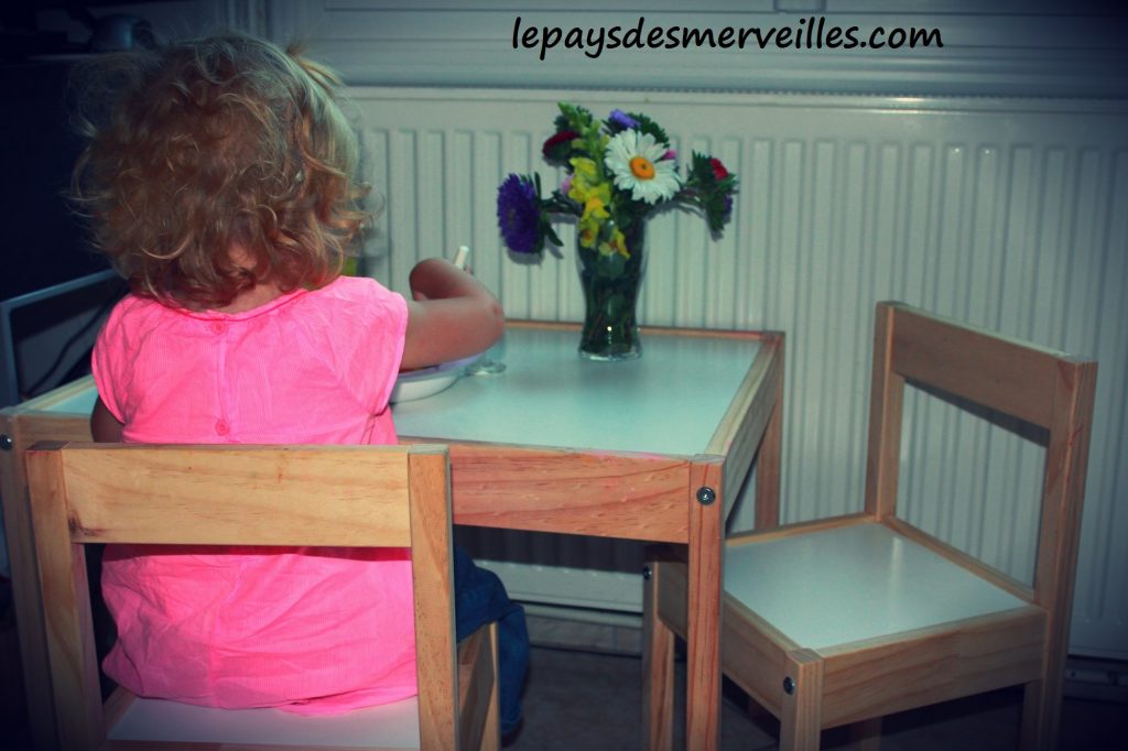 installation table enfant 2 ans