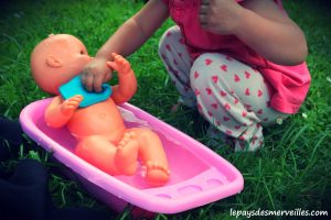 Donner le bain aux poupées (1)