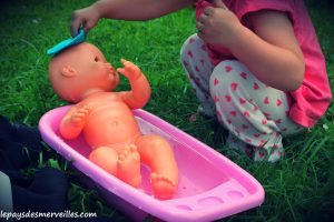 Donner le bain aux poupées