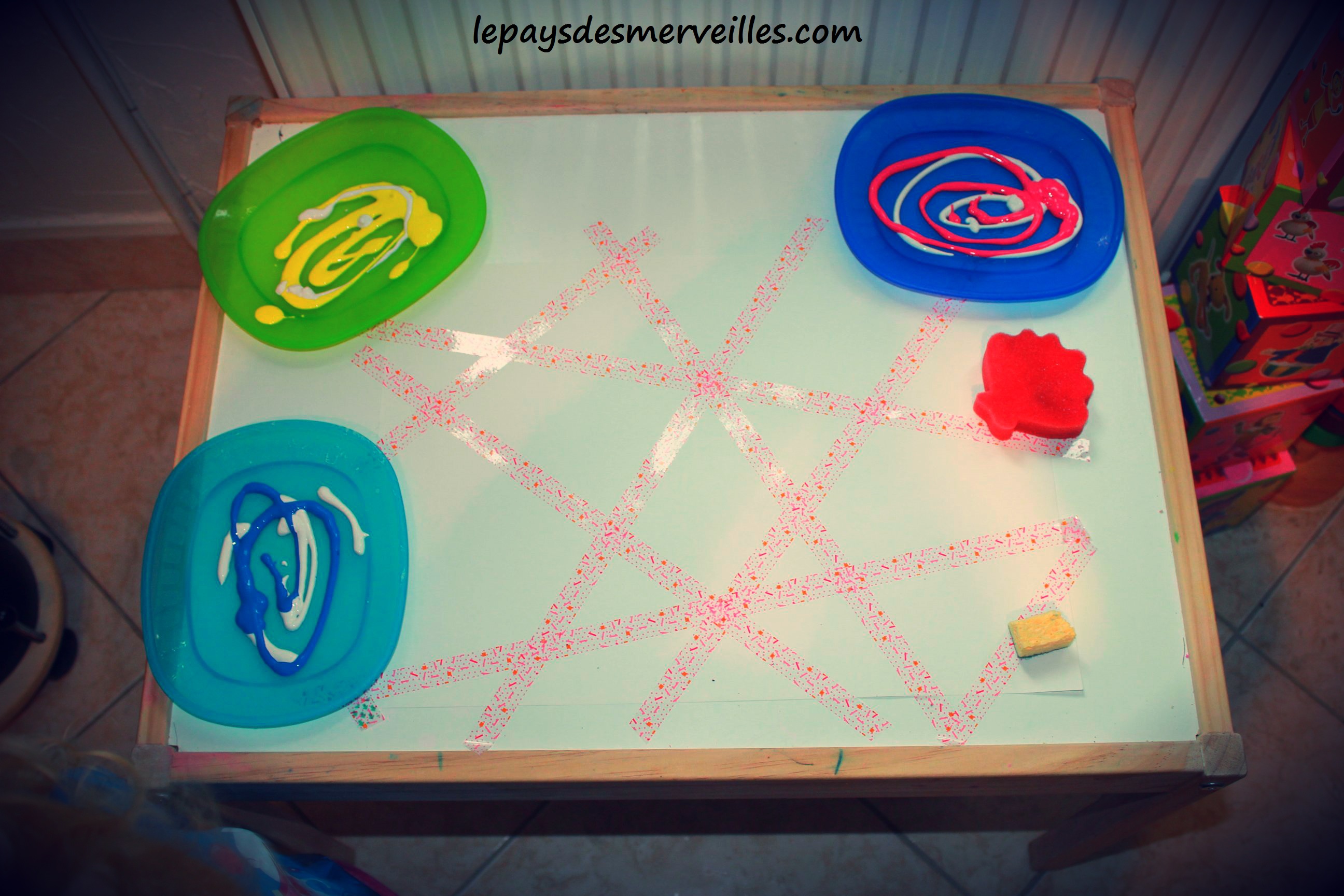 Toile en peinture avec du scotch (activité facile enfant)