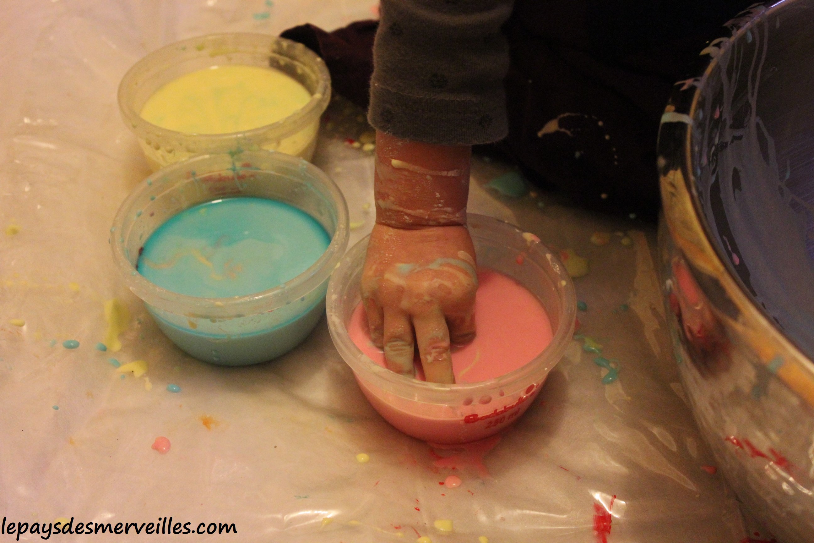 Comment Faire Un Slime Avec De La Maïzena Une pâte qui dégouline - Maïzena + eau (slime maison) - Le pays des merveilles