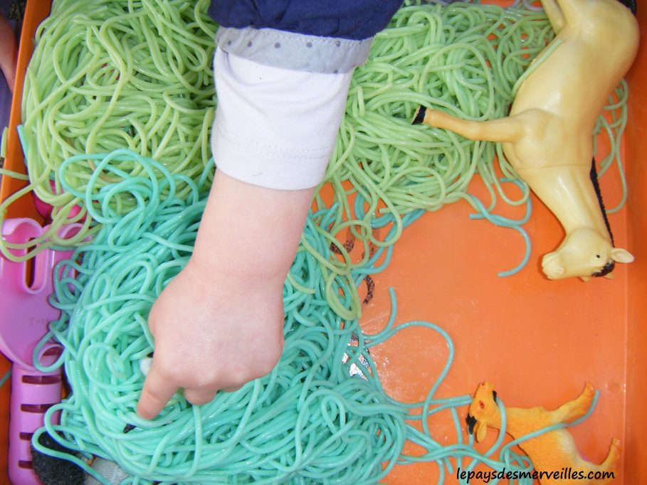 jeu sensoriel avec des pâtes colorées 