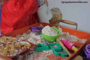 Cloud dough ou la pâte à modeler semblable à du sable mouillé (12)