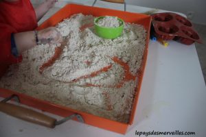 Cloud dough ou la pâte à modeler semblable à du sable mouillé (3)