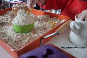 Cloud dough ou la pâte à modeler semblable à du sable mouillé (4)