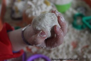 Cloud dough ou la pâte à modeler semblable à du sable mouillé (6)