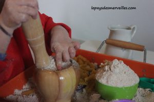 Cloud dough ou la pâte à modeler semblable à du sable mouillé (8)
