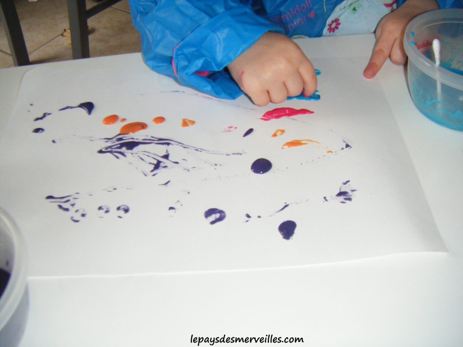 Peinture aux doigts avec de la peinture gonflante