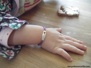 Main enfant avec un bracelet personnalisé