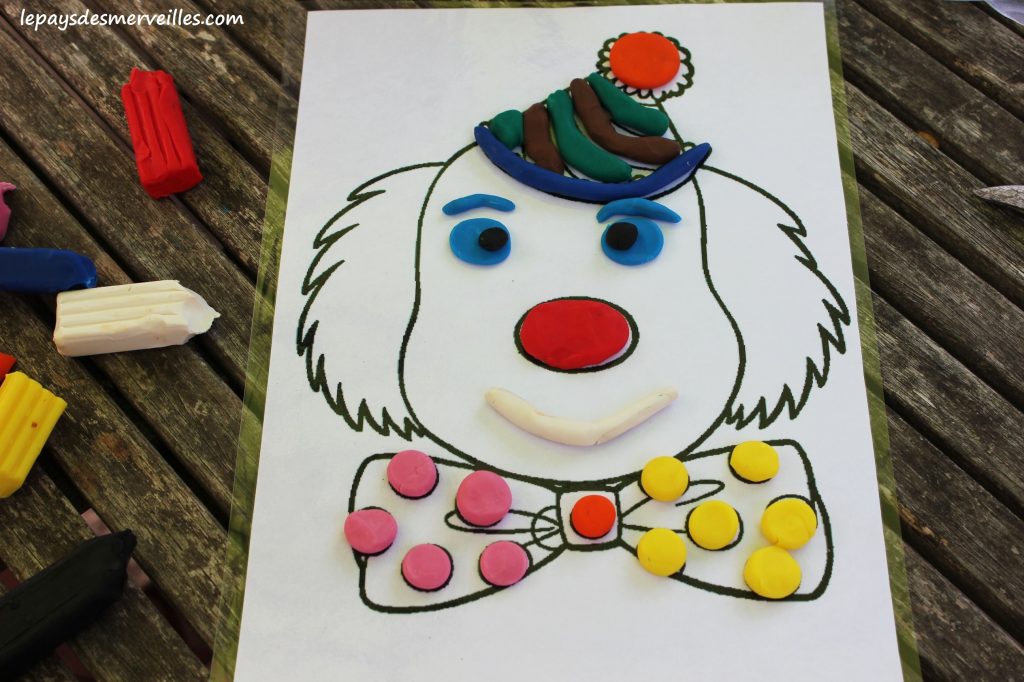 décorer un visage de clown avec de la pâte à modeler