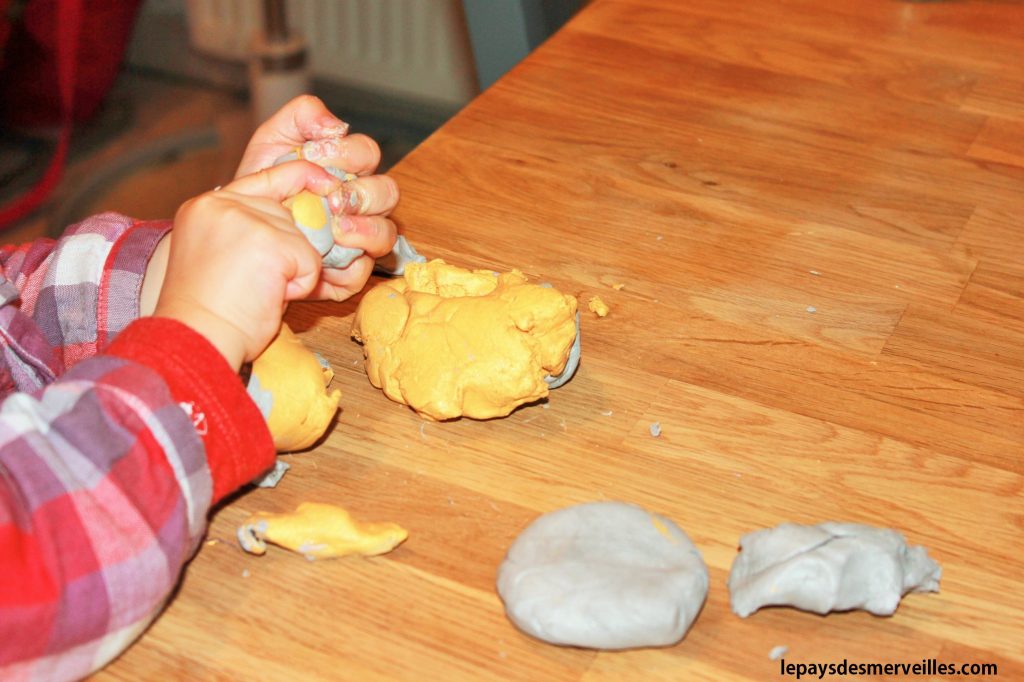 pâte à modeler aux couleurs de Noël