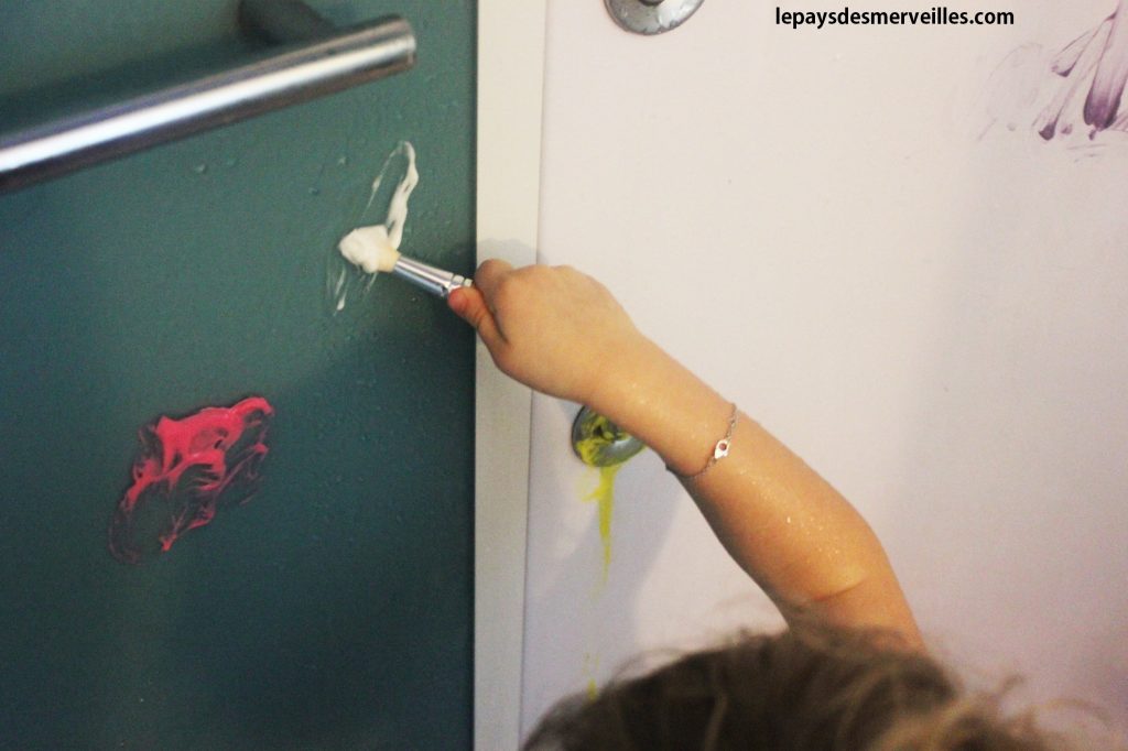 peinture enfant dans la douche