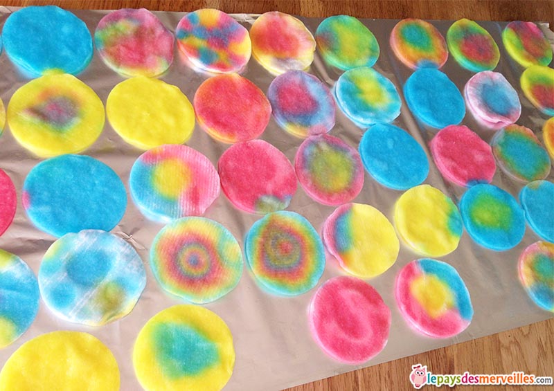 peindre du coton avec une pipette et du colorant