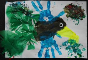 oiseau empreinte de main et plume