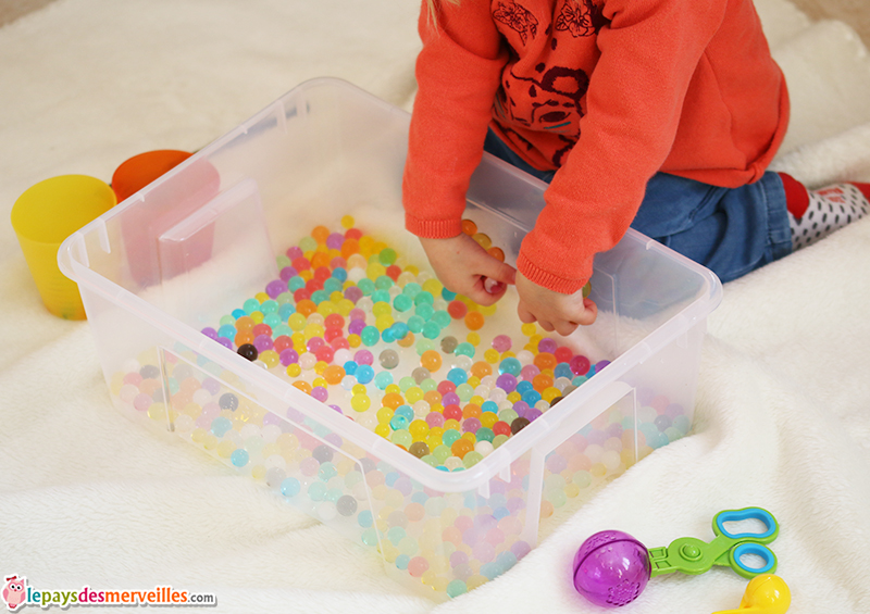 motricite fine bebe avec des perles d'eau