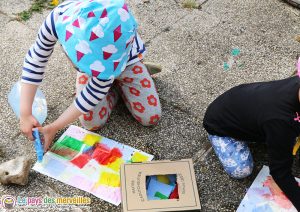 Peindre avec du papier crépon coloré et de l'eau