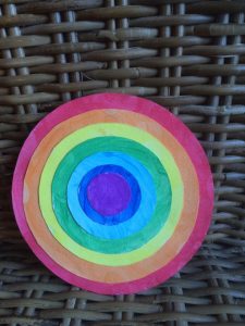 collage-peinture-arc-en-ciel-cercle