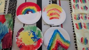 peinture-arc-en-ciel-assiette-carton