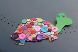 tortue-multicolore-bouton