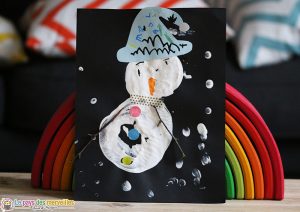 bonhomme de neige peint avec un verre