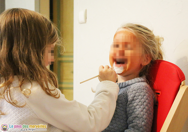 éclats de rire pendant une activité de maquillage enfant