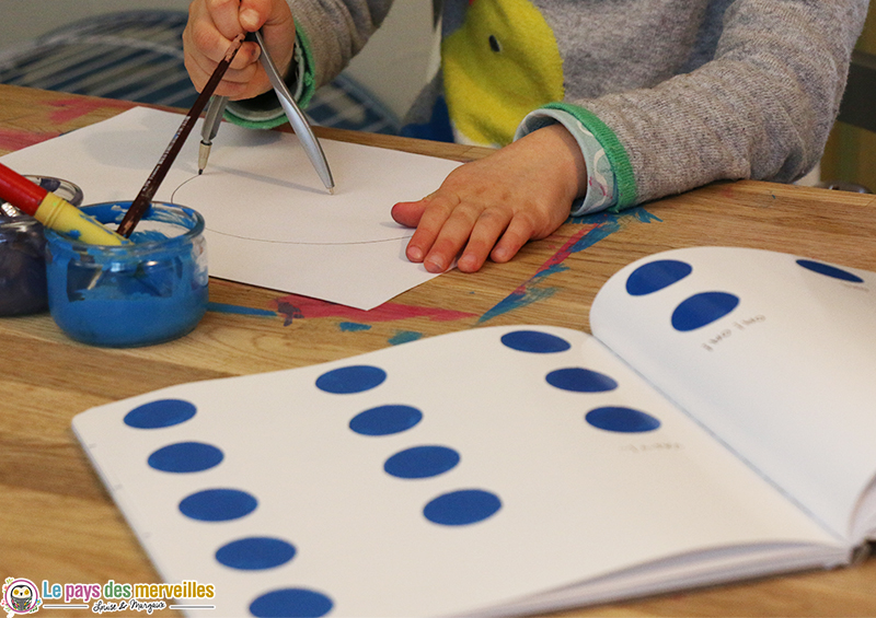 Enfant qui dessine un cercle au compas