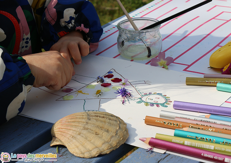 coller des fleurs du jardin sur un dessin d'enfant