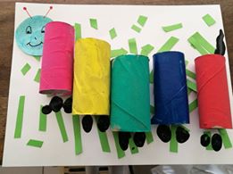 chenille avec des rouleaux de papier toilette