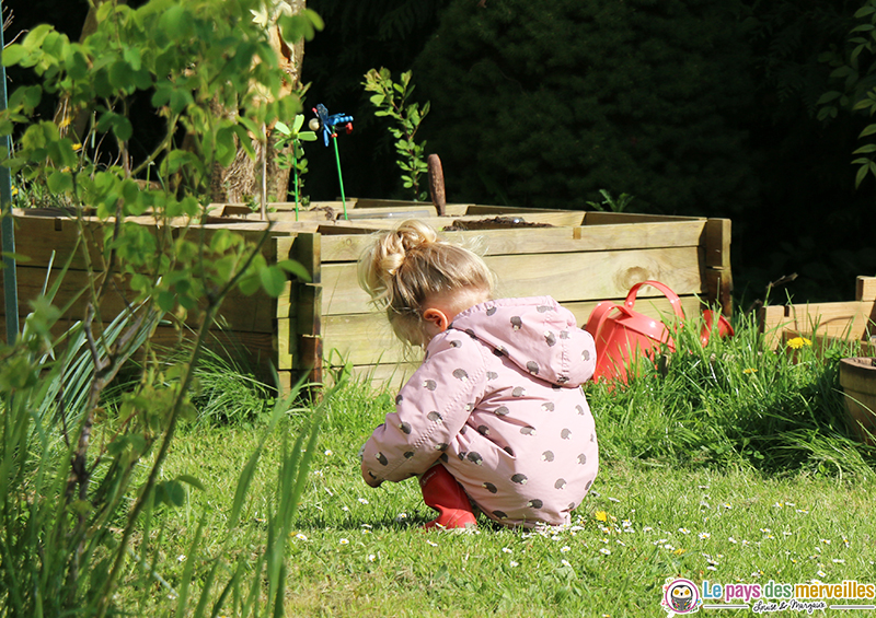 cueillir des fleurs dans le jardin