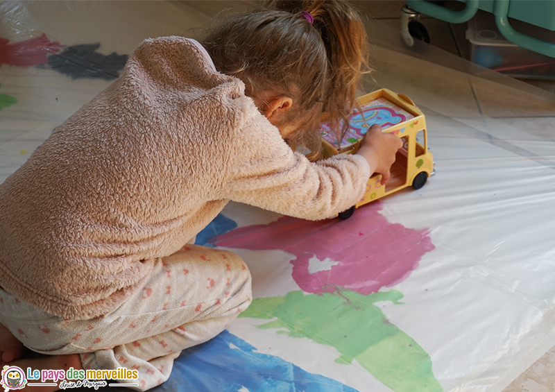 Faire des traces sur la peinture avec une voiture 