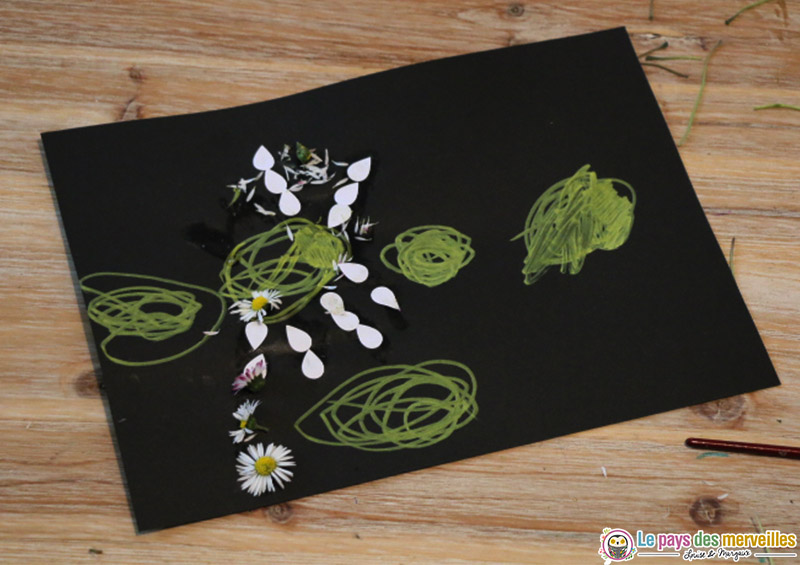 tableau avec des fleurs du printemps par un enfant de 2 ans