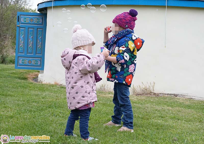 faire des bulles devant une yourte 