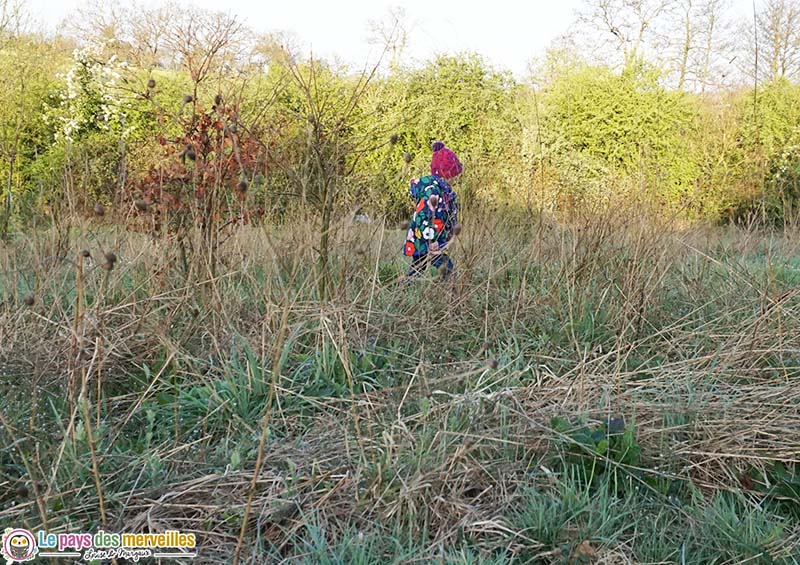 chasse aux oeufs de Pâques en pleine nature 