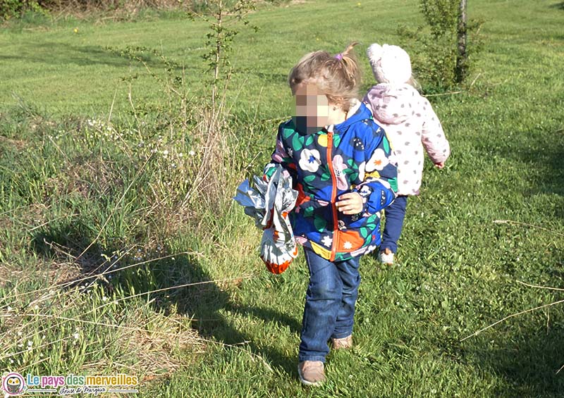 enfant qui cherche des oeufs dans le jardin 