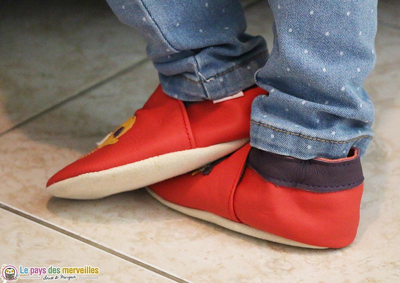 chaussons en cuir rouge avec semelle souple