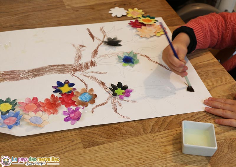 collage de fleurs sur le dessin d'un arbre