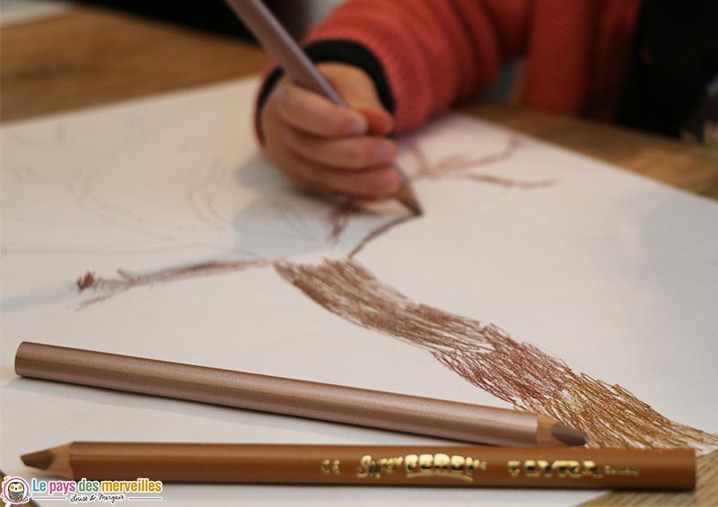 Coloriage d'un arbre avec des crayons métallique à grosse mine