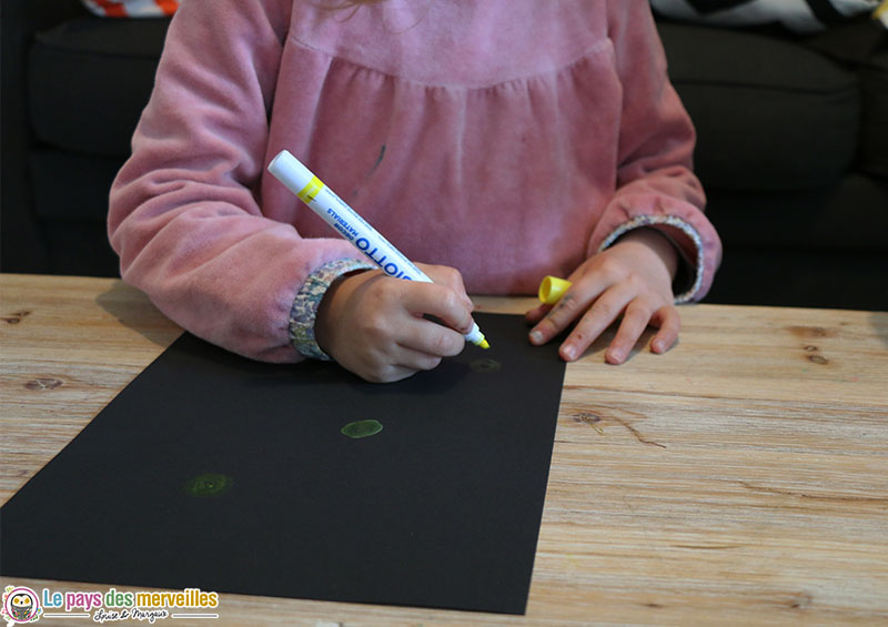 dessiner des cercles jaune sur une feuille noire