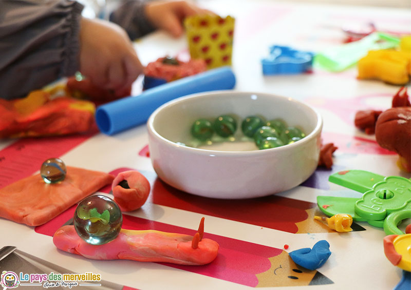 escargot en pâte à modeler et bille