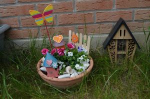 mini jardin décoratif dans un pot en terre