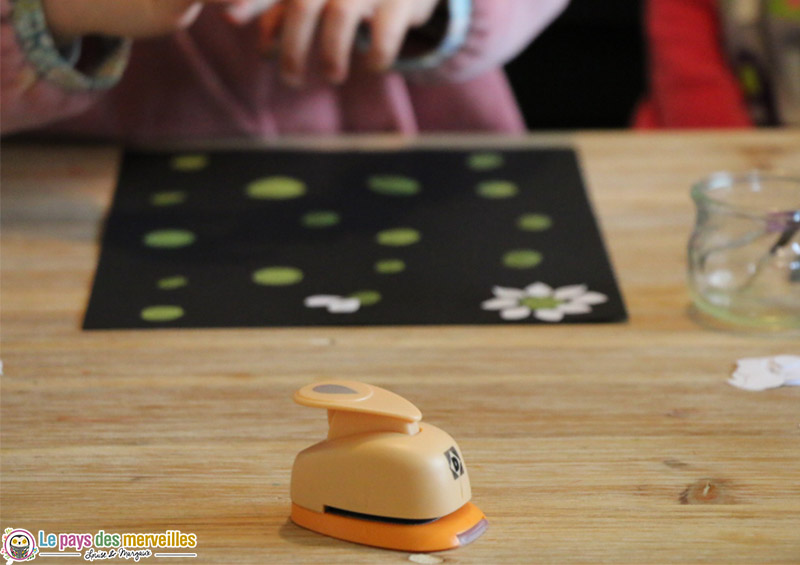 activité manuelle avec une perforatrice en forme de goutte 