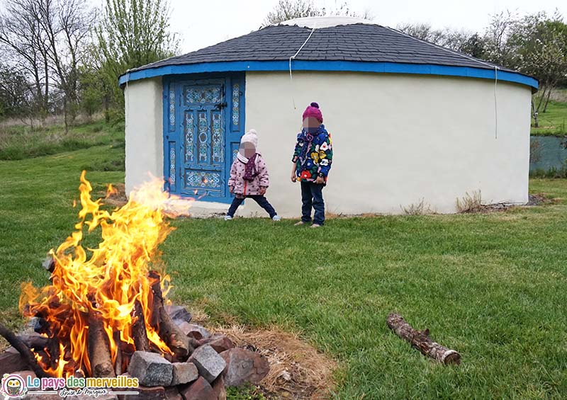 feu de bois devant une yourte