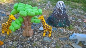 Arbre en playmaïs et Kilimandjaro en papier maché 