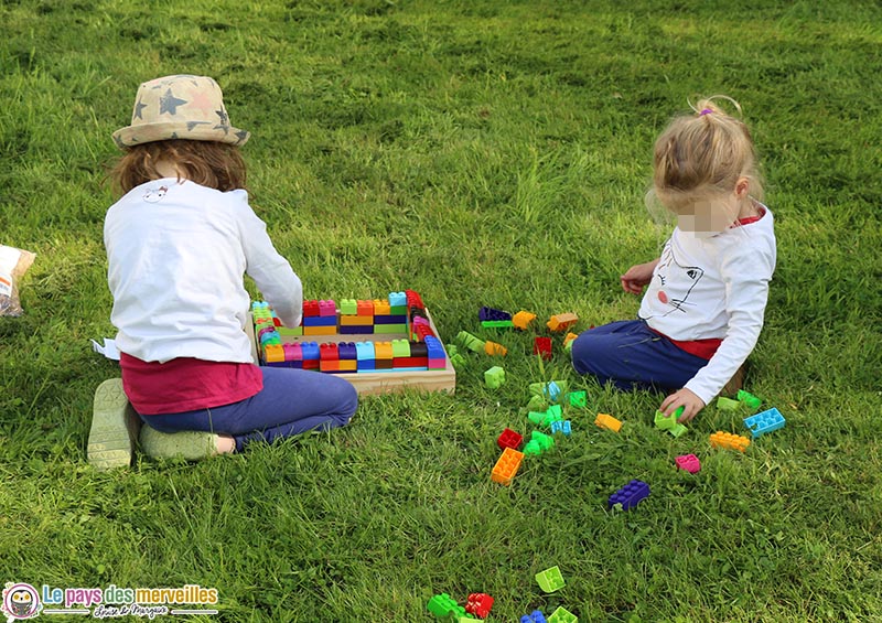 carré potager pour les enfants avec des briques de construction